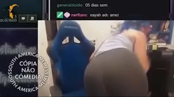 Gostosa Provocante Na Live, Mostrando Tudo Que Tem De Melhor