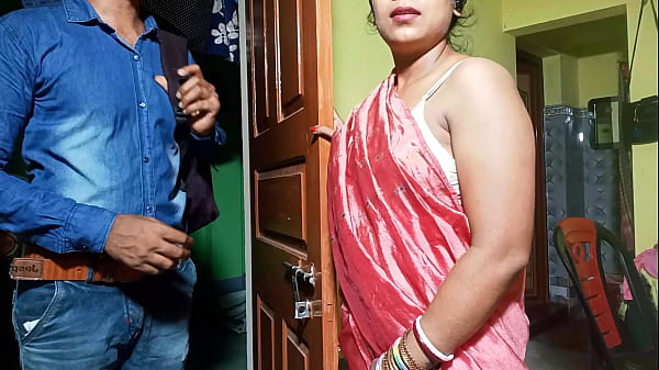 ब्रा बेचने वाला सेल्समैन भाभी को लुभाकर जबरदस्त चुदाई करता है, हिंदी में गरमागरम आवाज़