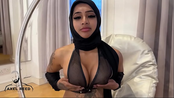 Gadis Muslim Berhijab Digencet Ganas Oleh Lelaki Berotot
