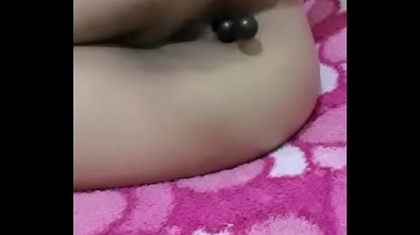 Menggoda Lubang Pantat Dengan Mainan Anal Yang Menggairahkan