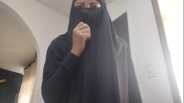 Arab Milf Menggairahkan, Mengocok Memek Basah Sampai Muncrat Dan Orgasme Kasar Di Webcam Sambil Berbalut Niqab