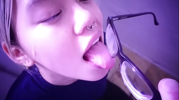 Budak Asia Tak Sabar Menunggu Tuannya; Dia Menjilat Bekas Sperma Di Kacamatanya. Tonton Video Lengkapnya Di Sabelarsene.com