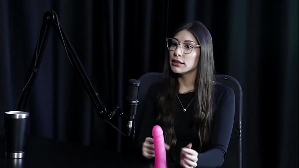 Kebebasan Terbelenggu, Ibu Yang Dingin, Dan Sensasi Goyang Tenggorokan – Melina Khalifa (tonton Di: Sheer/red)