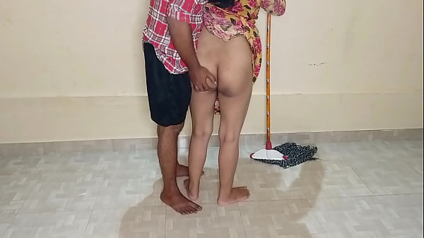 कमरे में झाड़ू लगाती हुई गर्म मालकिन को बड़ा लंड चूसवाकर जोरदार चोदा