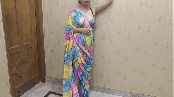 Chhune Se Hi Uski Chut Tapakne Lagi Aur Usne Apni Bheegi Chut Mein Uska Mota Lund Le Liya