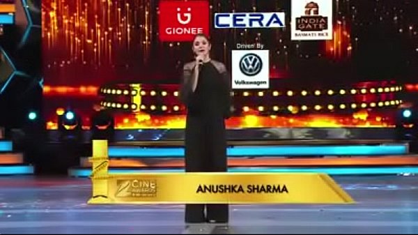 Gadis India Yang Menggoda Dengan Lekuk Tubuh Yang Memabukkan