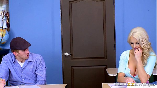 Kenzie Taylor: Payudara Besar Menggoda Di Sekolah