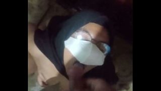 Gadis Indonesia Beraksi Di Kamar Mandi Sambil Meneguk Cairan Tubuh