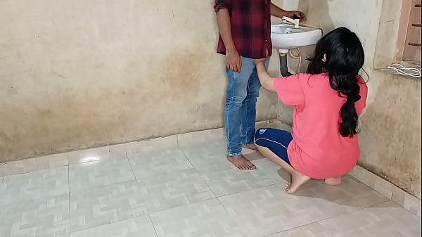 भाभी की गर्म चूत ने जवान प्लंबर का लंड पाकर तृप्ति की प्यास बुझाई
