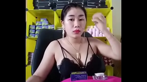 ស្រីតា លក់ឡេបហើយបង្ហាញទ្រូងស្រស់ស្អាតឥតគិតថ្លៃ