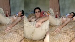 Gadis Punjab Telanjang Merokok Sambil Memamerkan Payudara Seksi