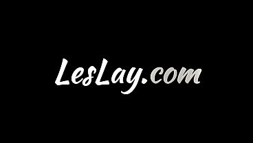 Pijat Panas: Pasangan Lesbian Tergoda Oleh Sentuhan Mesra Terapis
