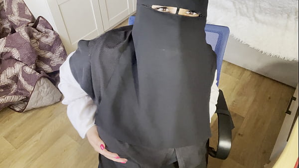 Wanita Turki Bermata Indah Dalam Hijab Merangsang Diri Dengan Stoking