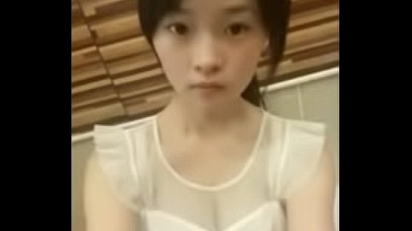 Gadis Tionghoa Imut Menggoda Dengan Goyangan Panas Di Depan Webcam