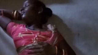 Gadis Adivasi Mengangkat Sari, Membuka Kemesraan Tersembunyi