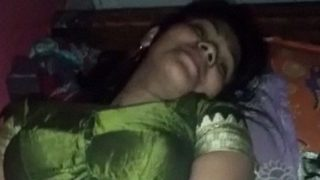 Gadis Baru Menikah Malu-malu Membuka Selangkangan