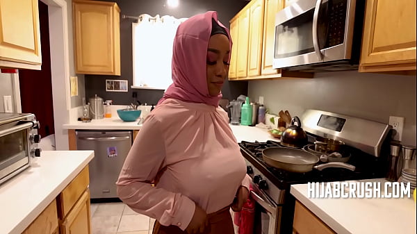 Lily Starfire, Si Hitam Manis Berhijab Yang Mahir Menggoyang