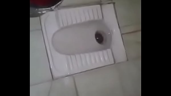 Desi Pasangan Mesum Di Toilet, Basah Kuyup Saling Menggoda