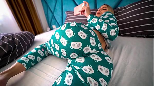 Kakak Tiri Ketahuan Nonton Film Porno, Lalu Kubantu Hingga Klimaks Dan Memohon Untuk Diisi Penuh.