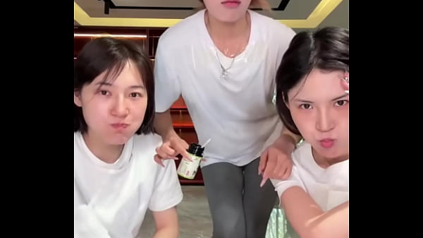 Cô Nàng Lùn Nóng Bỏng ở Trung Quốc