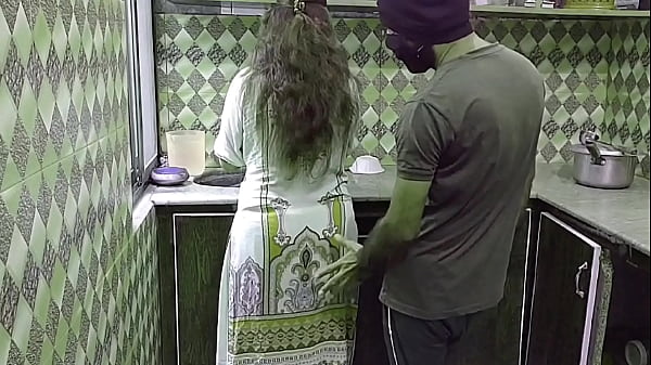 Bini Orang Lagi Sibuk Masak Di Dapur, Tiba-tiba Digaruk Dari Belakang, Suara Hindi Bikin Makin Panas, Crot Di Dapur.
