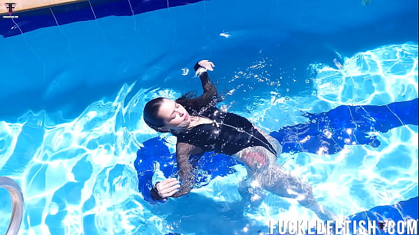 Jessica Bunny Berenang Di Kolam, Basah Kuyup, Gerakan Menggoda Bikin Liur.