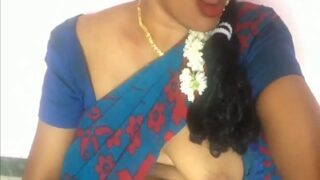 Ngentot Sama Tante Desi Montok Sambil Colokin Jari Ke Memeknya Yang Basah