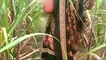Ibu Dan Anak Tiri Ngewe Di Luar Rumah Desa, Basah Kuyup Kena Angin Malam.