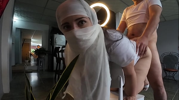 Ibu-ibu Berjilbab Ngentot Keras, Kontol Penuh Di Lubang Belakang, Crot Di Pantat.
