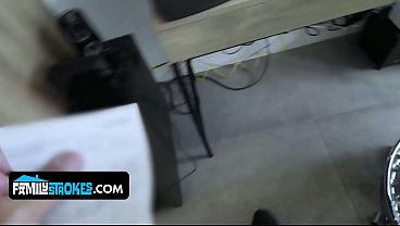 Gadis Latin Muda Menggoda Ayah Tirinya Dengan Tubuh Ketat Yang Bikin Ngiler.
