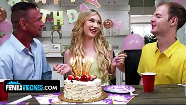Anak Tiri Montok Alami, Daisy Lavoy, Menggoda Dan Naik Ke Atas Kontol Bapak Tirinya.
