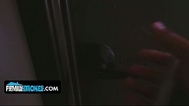 Goyangin Dada Besar, Layla London Biarin Adik Tiri Ngejekin Memek Sempitnya
