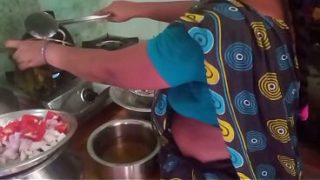 Ibu Rumah Tangga India Masak Sambil Ngewe Dengan Selingkuhan.