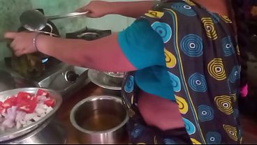 Ibu Rumah Tangga India Masak Sambil Ngewe Dengan Selingkuhan.