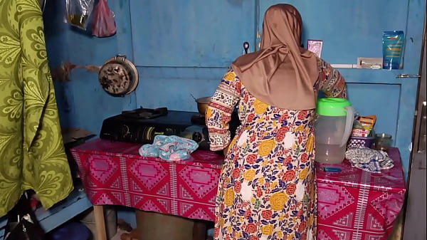 Ngentot Istri Temen Sendiri Pas Lagi Masak, Makin Nikmat Rasanya.