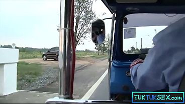 Ibu-ibu Thailand Jalanan Digandeng, Dibawa Muter-muter, Siap Digebukin.