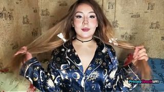 Gadis Rusia Montok Bongsor Pamerin Paha Gede Sambil Mainin Memek Sempitnya Pake Dildo Di Dalem.