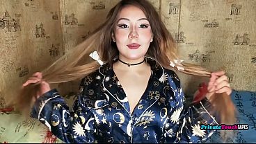 Gadis Rusia Montok Bongsor Pamerin Paha Gede Sambil Mainin Memek Sempitnya Pake Dildo Di Dalem.