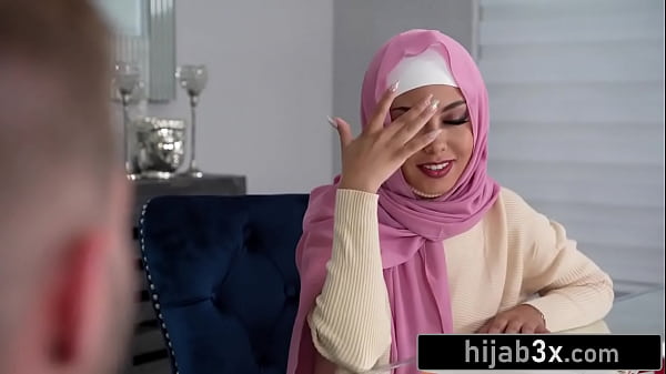 Monyet Kecil Berhijab Dimuntahkan Kontol Sambil Jilbabnya Tetap Nempel.