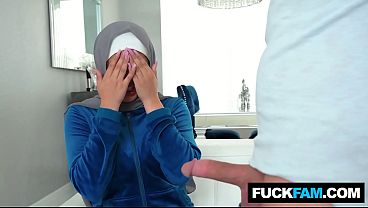 Tetangga Hijab Kena Kejutan Kontol Besar Dari Sophia Leone Dan Nicky Rebel