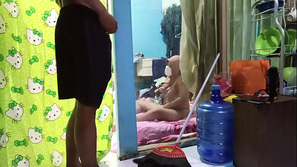Ngentotin Istri Teman Sambil Dia Lagi Mainin Memek Sendiri.