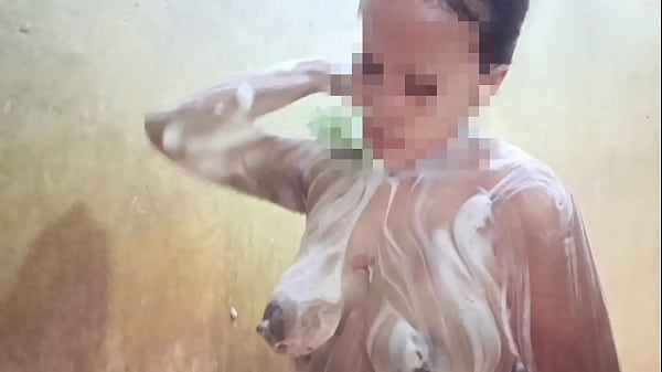 Lihatin Aku Mandi, Sayang, Biar Kamu Makin Bernafsu Lihat Tubuh Basah Ini.