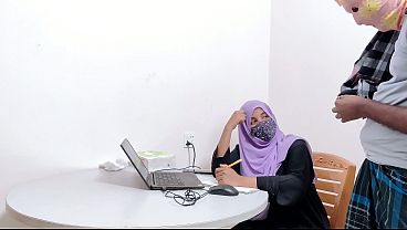 Bankir Hijab Montok Digebuk Petani Desa, Ngewe Gila Di Sawah