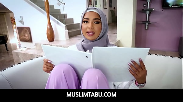 Bokep Syahwat: Cewek Arab Jilbab Malu-malu Tapi Horny Banget, Babi Star Pengen Banget Ngajarin Donnie Rock Tradisi Amerika Sambil Ngewe