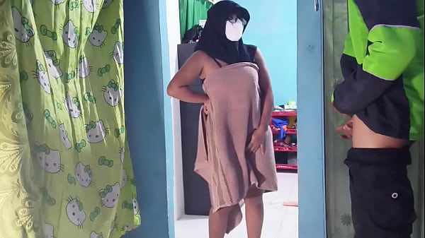 Lagi Sibuk Mainin Kontol Sendiri, Tiba-tiba Ojol Ngeliat Dari Balik Pintu