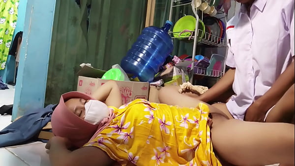 Ajak Ngentot Sama Ibu Tiri Pas Mau Berangkat Sekolah, Makin Greget