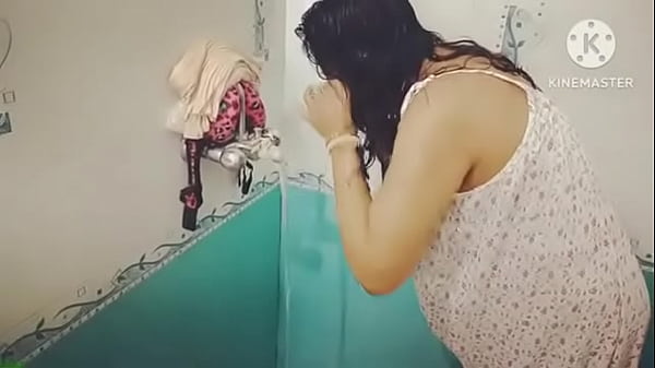 Desi Lagi Mandi, Basah Kuyup, Bikin Ngaceng!