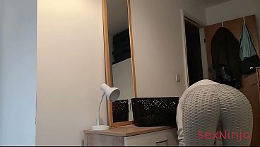 Sengaja Nunjukin Kontol Tegang Ke Ibu Tiri, Biar Dia Lihat Gede Banget.