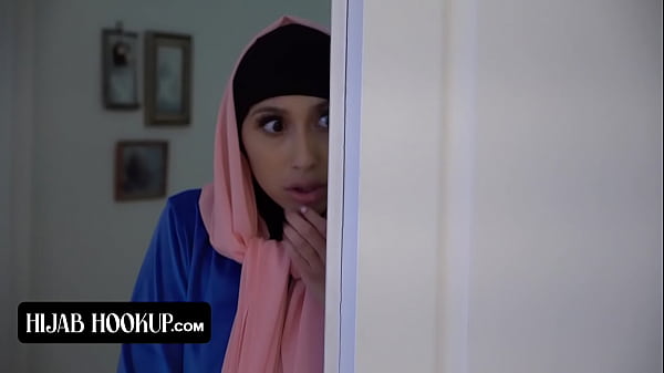 Gadis Cantik Berhijab Dengan Bokong Montok Yang Penasaran, Memek Sempitnya Digebuk Habis Sama Instruktur Horny
